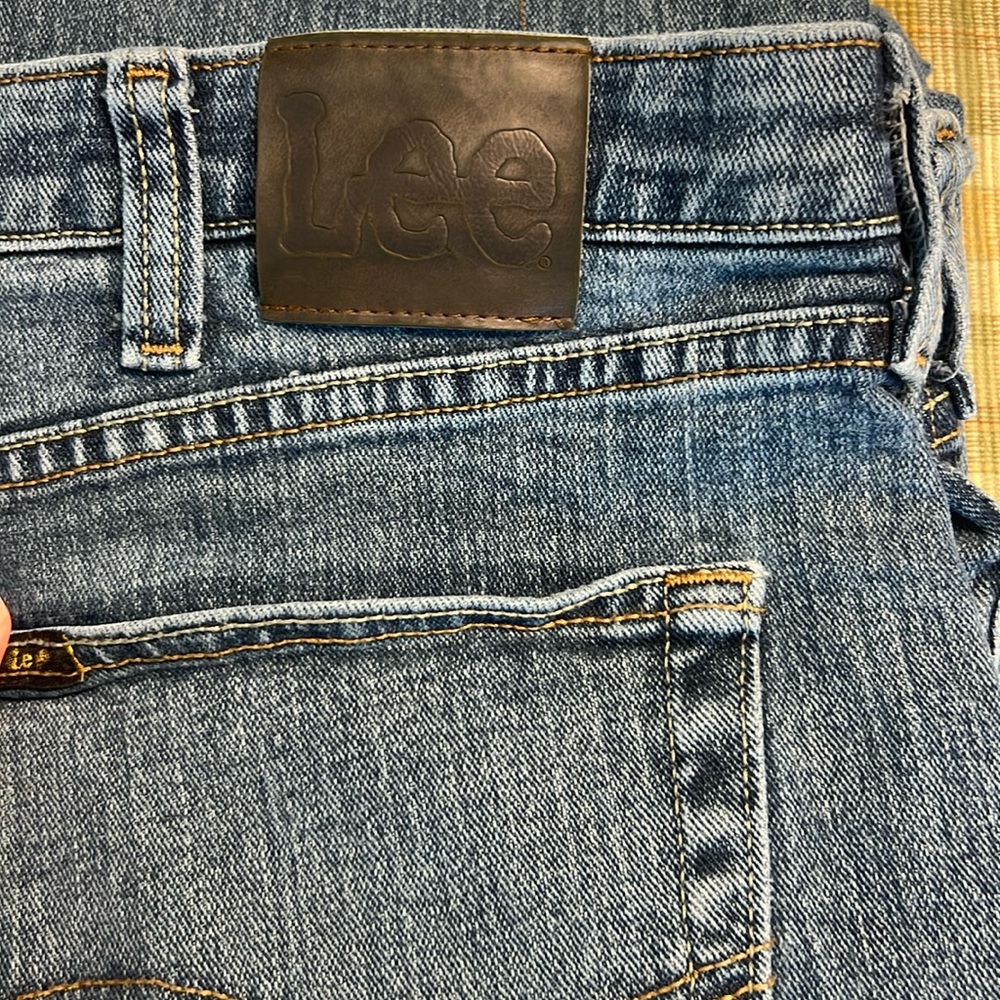 Lee Men’s Blue Jeans 44x32 Relaxed Fit. very comfortable.